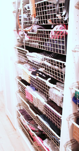 begehbarer Kleiderschrank selbst gebaut - IKEA-Körbe sind die perfekte Aufbewahrung