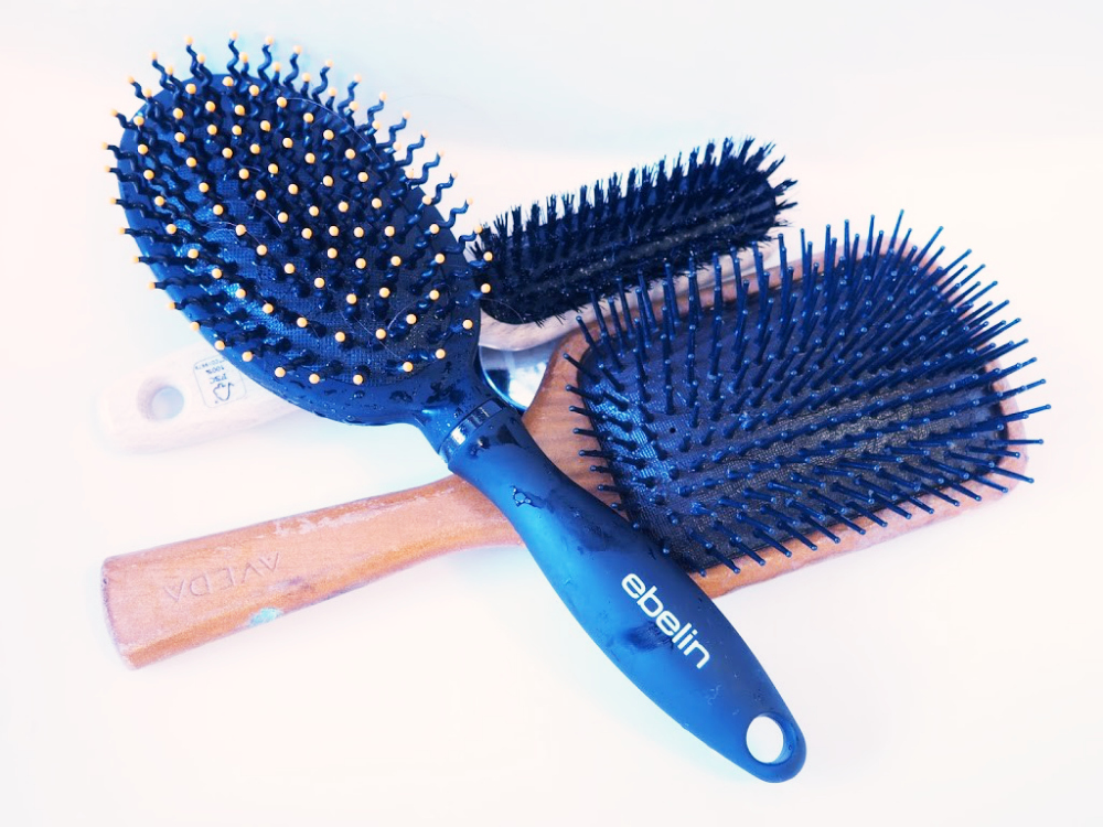 Haarbürste reinigen mit Rasierschaum