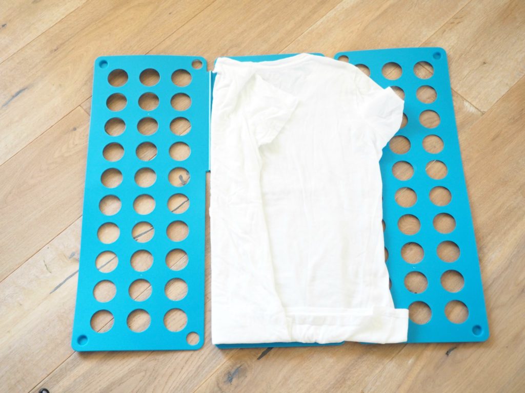 T-Shirt mit Faltbrett klein falten