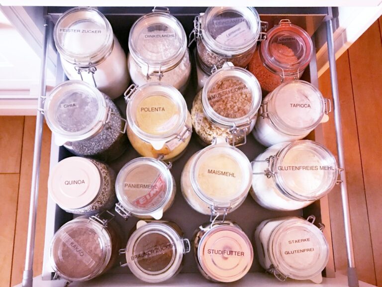 Vorratsschrank organisieren - schön und funktional